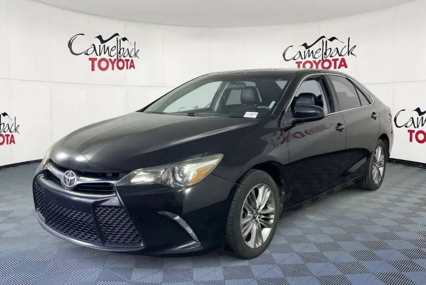 2016 Toyota Camry SE photo 1