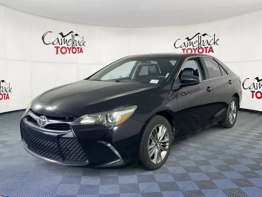 2016 Toyota Camry SE photo 1