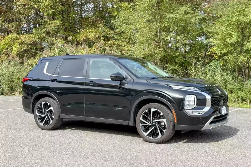 2024 Mitsubishi Outlander photo 1