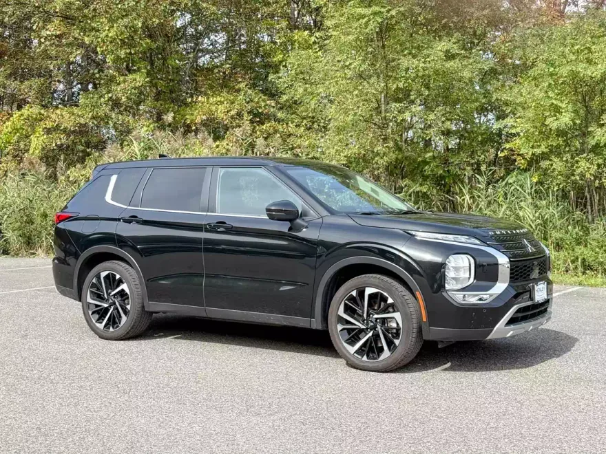 2024 Mitsubishi Outlander photo 1