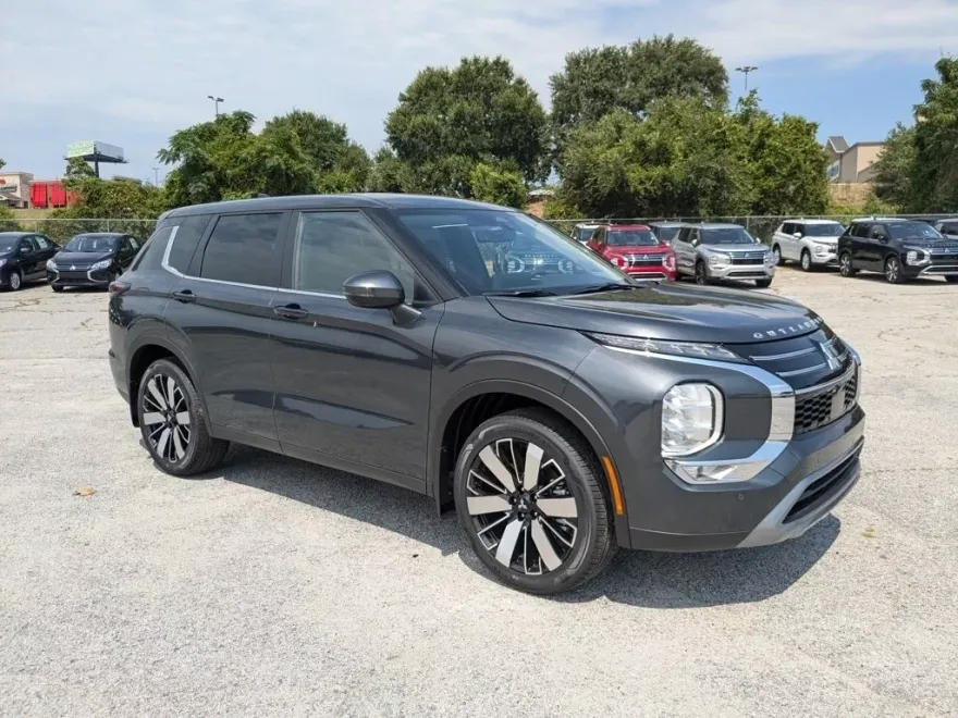 2025 Mitsubishi Outlander SE photo 1