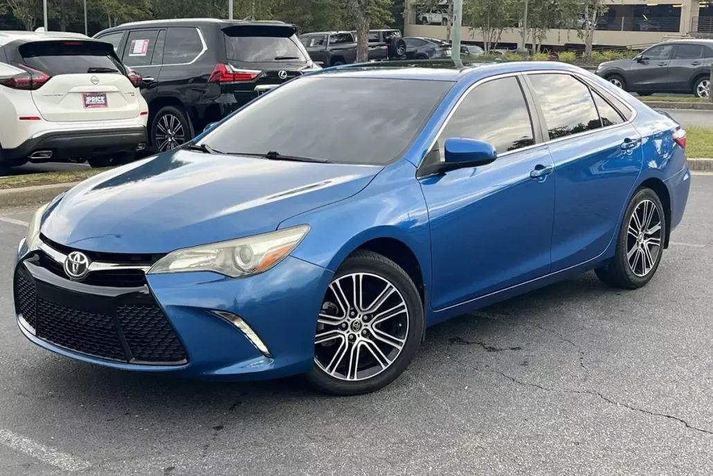 2016 Toyota Camry SE photo 1