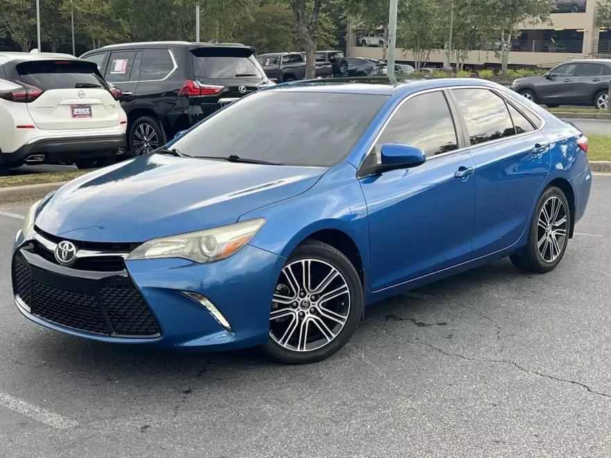 2016 Toyota Camry SE photo 1