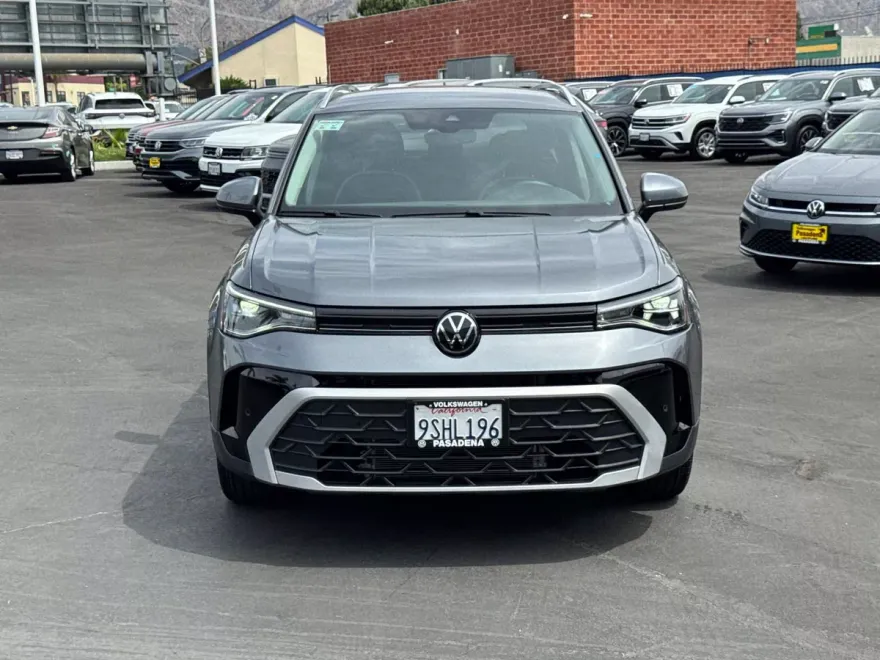 2025 Volkswagen Taos SE photo 1