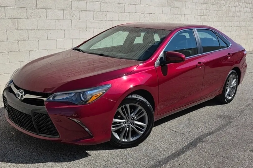 2017 Toyota Camry SE photo 1