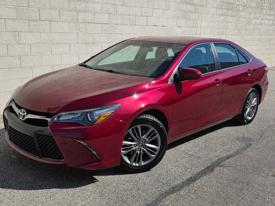 2017 Toyota Camry SE photo 1