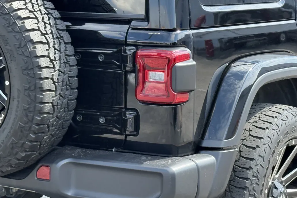 2020 Jeep Wrangler Sahara Altitude photo 1