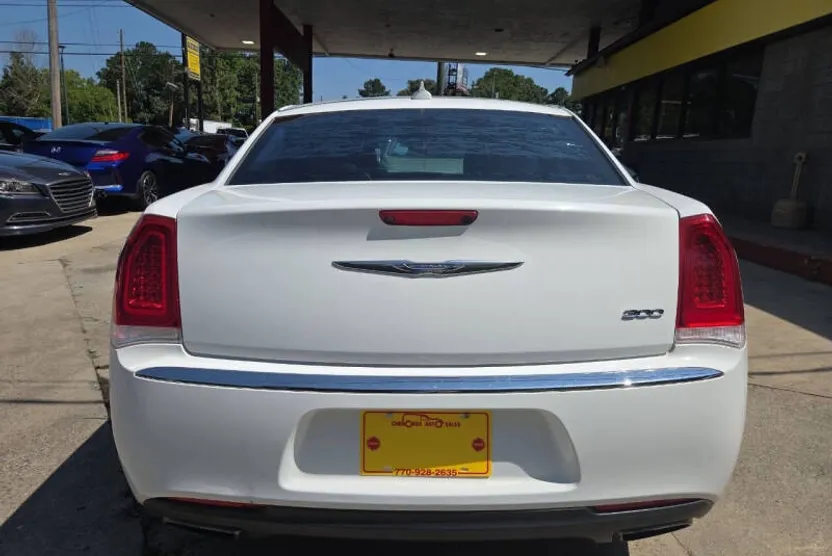 2017 Chrysler 300 Limited photo 1