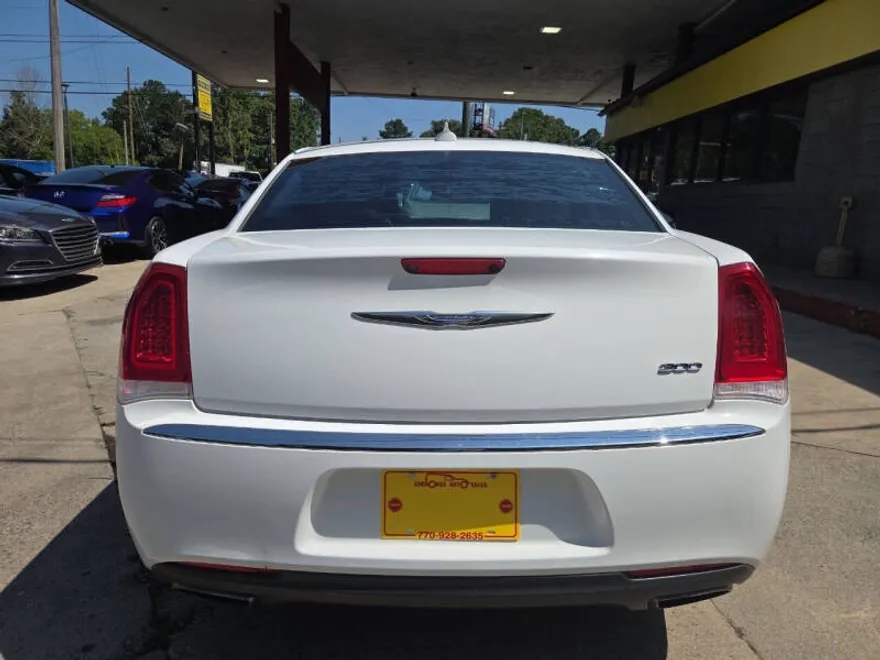 2017 Chrysler 300 Limited photo 1