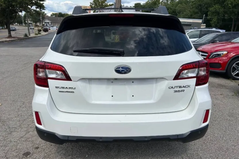 2017 Subaru Outback 3.6R Limited photo 1