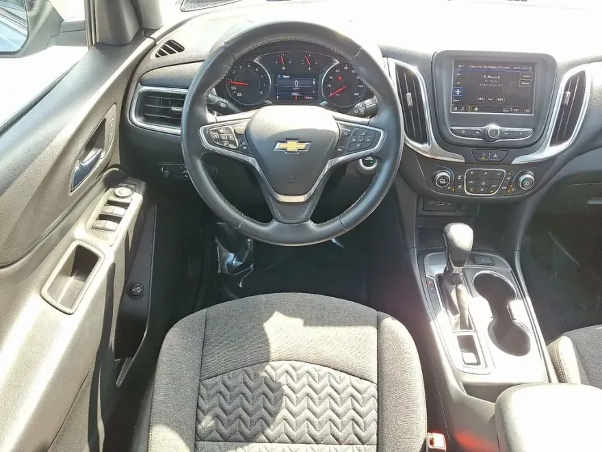 2022 Chevrolet Equinox LT photo 2