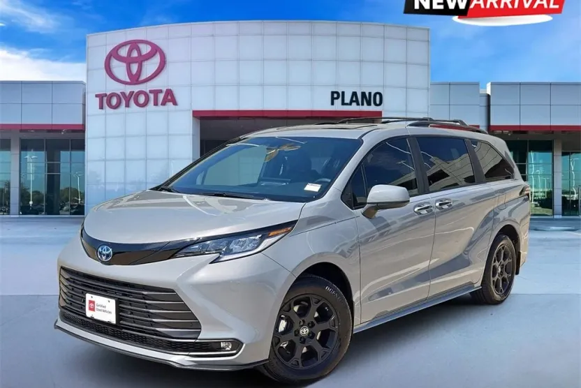 2025 Toyota Sienna Woodland Edition photo 1