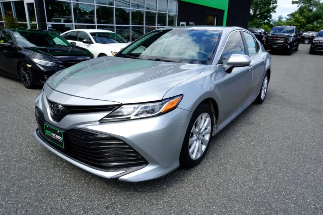 2019 Toyota Camry LE photo 1
