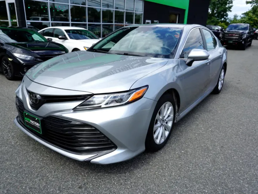 2019 Toyota Camry LE photo 1