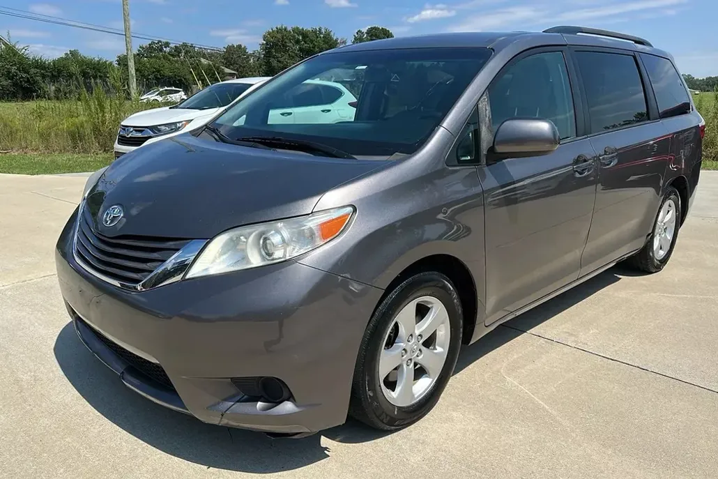 2017 Toyota Sienna LE photo 1