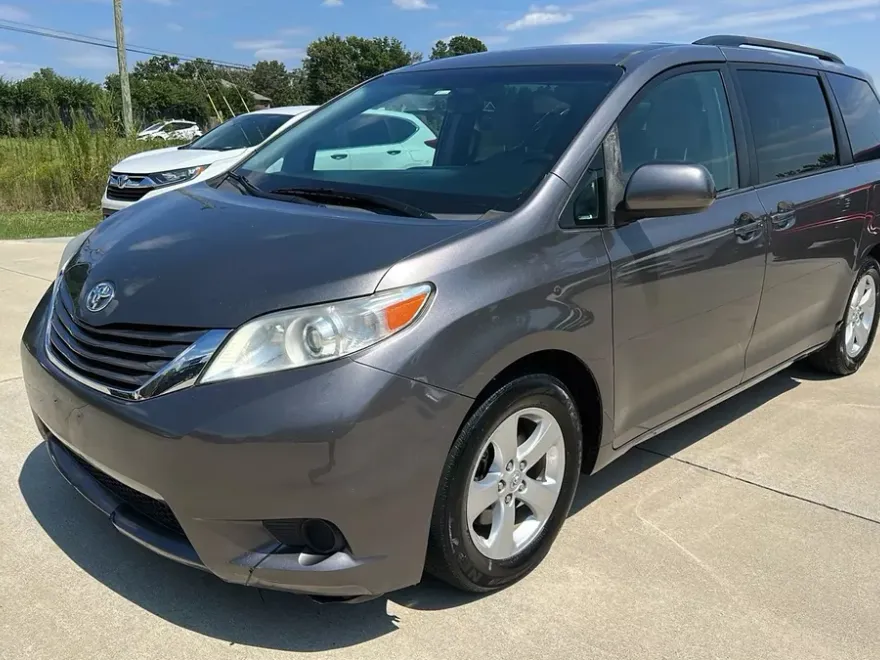 2017 Toyota Sienna LE photo 1