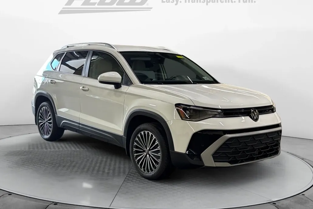 2025 Volkswagen Taos SE photo 1
