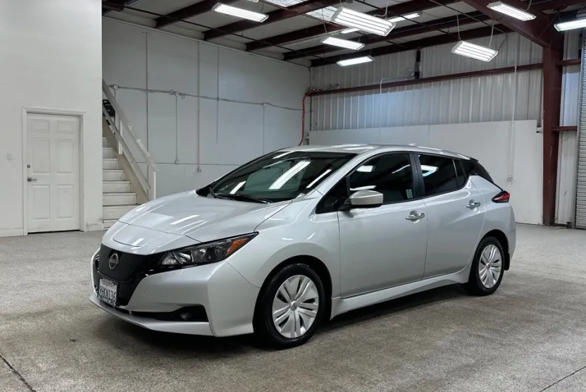 2023 Nissan Leaf S photo 1