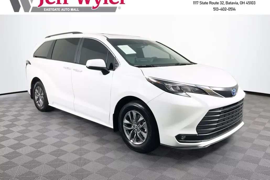 2025 Toyota Sienna XLE photo 1