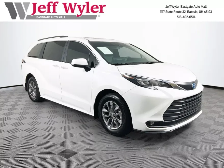 2025 Toyota Sienna XLE photo 1