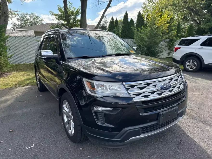 2019 Ford Explorer XLT photo 1