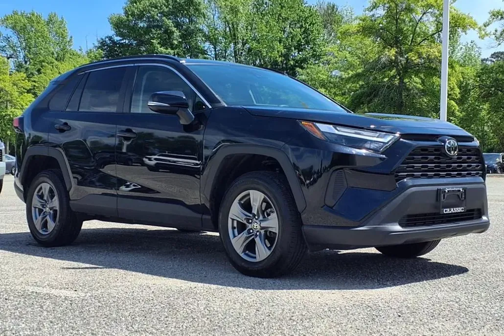 2024 Toyota RAV4 XLE photo 1