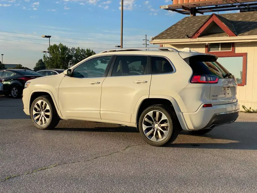 2019 Jeep Cherokee Overland Sport photo 1