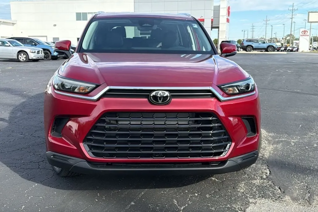 2026 Toyota Highlander XLE Hybrid photo 1