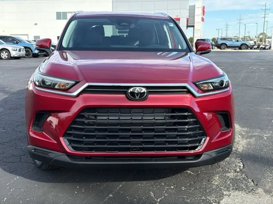 2026 Toyota Highlander XLE Hybrid photo 1