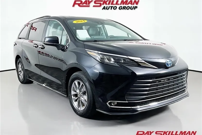 2024 Toyota Sienna XLE photo 1