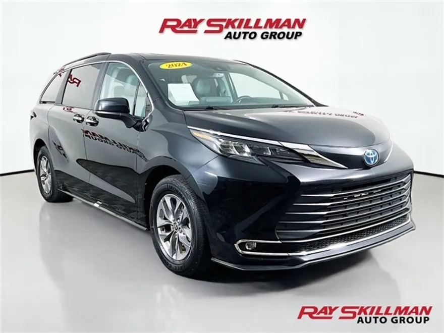 2024 Toyota Sienna XLE photo 1