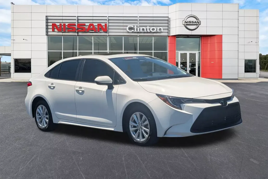 2023 Toyota Corolla LE photo 1