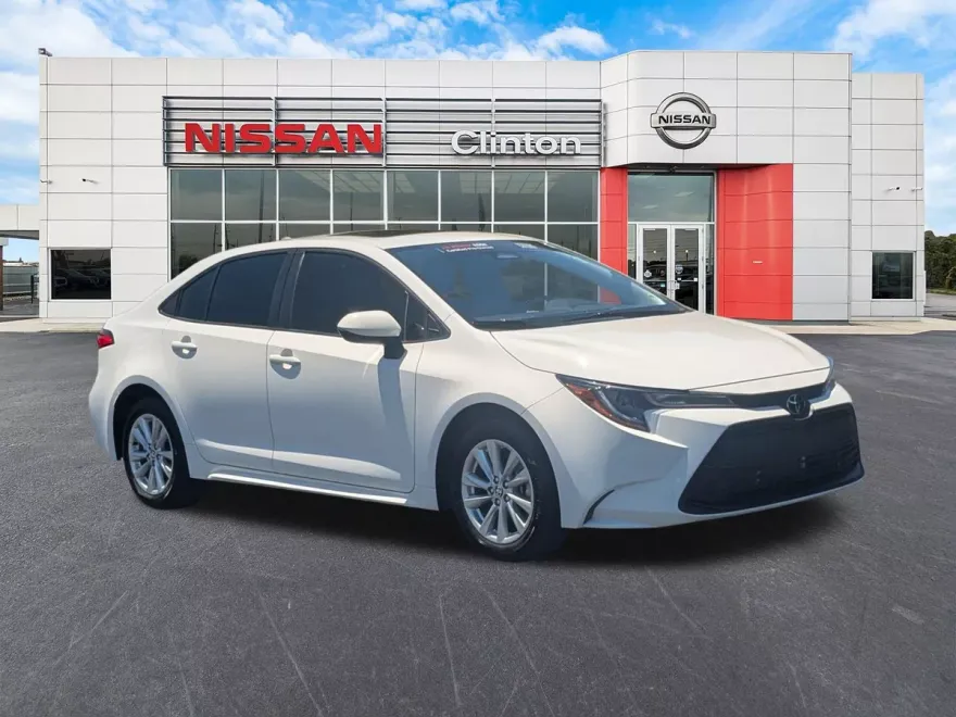 2023 Toyota Corolla LE photo 1