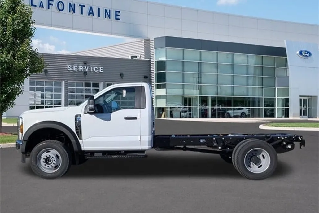 2025 Ford F-600 photo 1