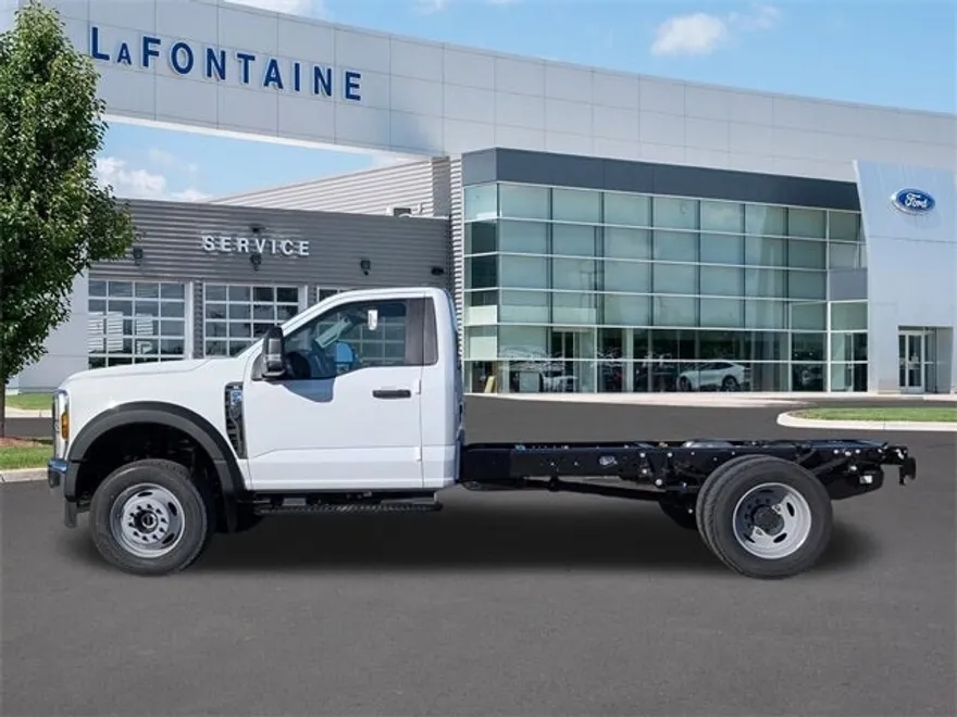 2025 Ford F-600 photo 1