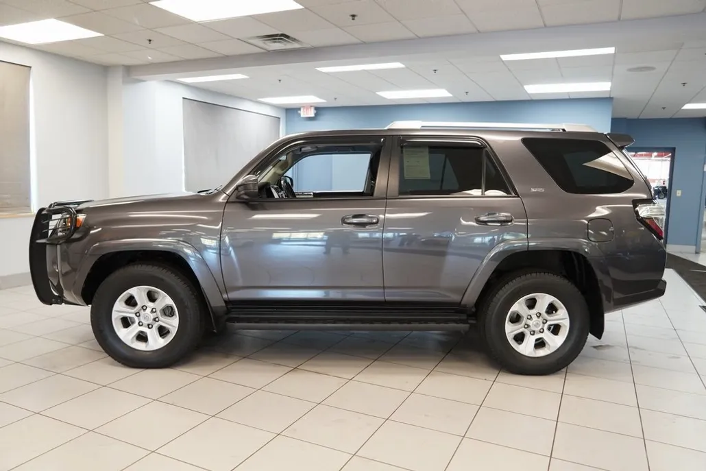 2016 Toyota 4Runner SR5 photo 1