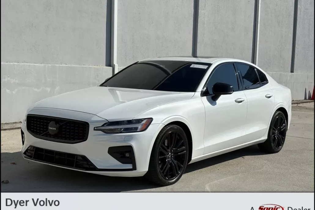 2023 Volvo S60 Plus Black Edition photo 1