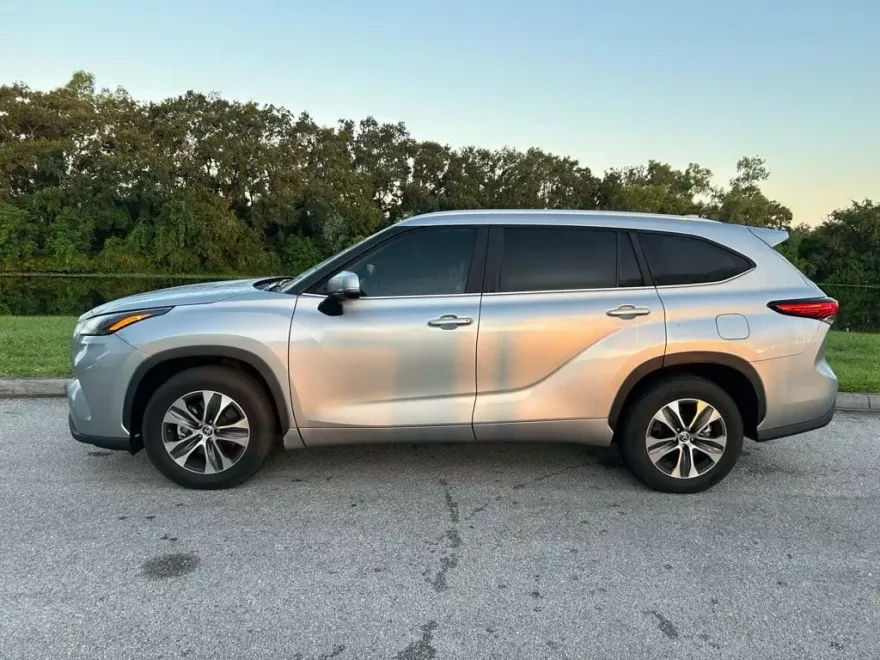 2023 Toyota Highlander Hybrid XLE photo 1