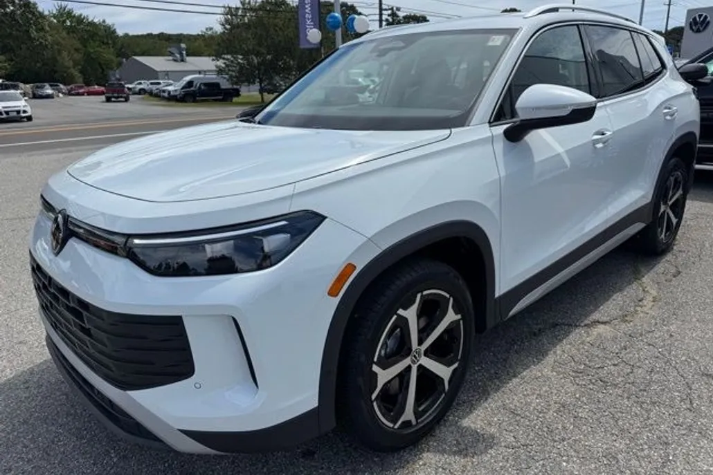 2025 Volkswagen Tiguan SE photo 1