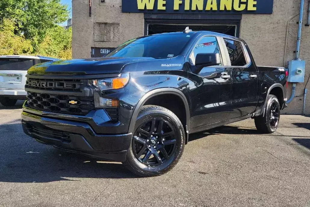 2022 Chevrolet Silverado Custom photo 1
