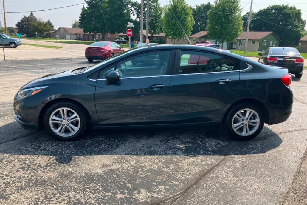 2017 Chevrolet Cruze LT photo 1