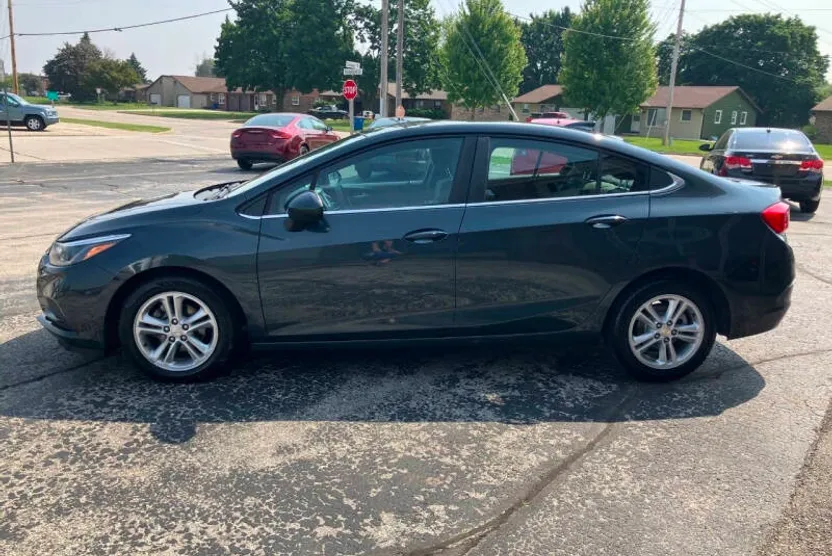2017 Chevrolet Cruze LT photo 1