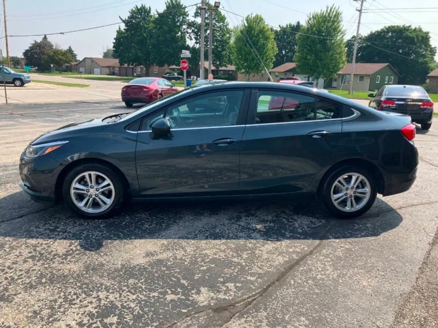 2017 Chevrolet Cruze LT photo 1