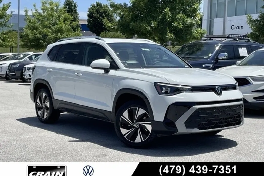 2025 Volkswagen Taos SE photo 1