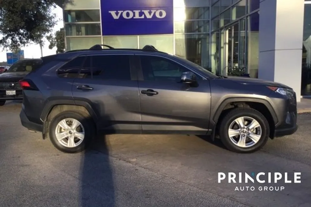 2021 Toyota RAV4 XLE photo 1