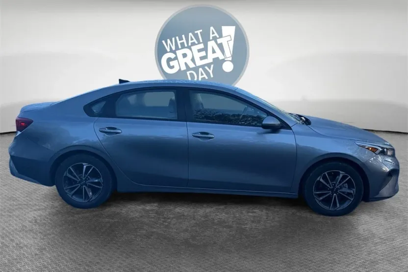 2022 Kia Forte LXS photo 1