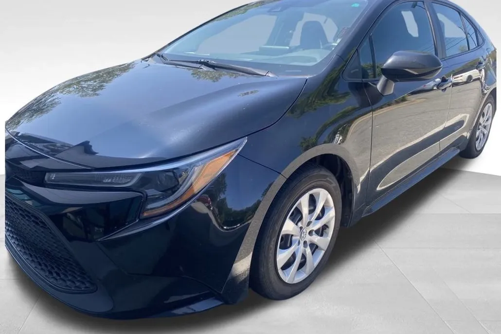 2022 Toyota Corolla LE photo 1