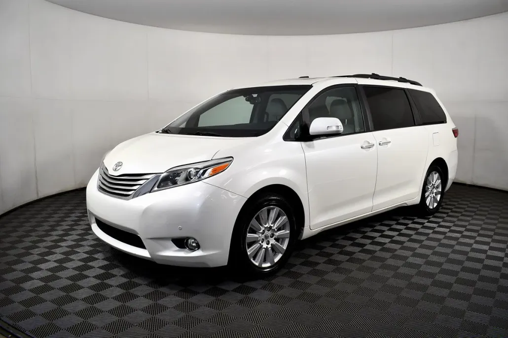 2017 Toyota Sienna Limited Premium photo 1