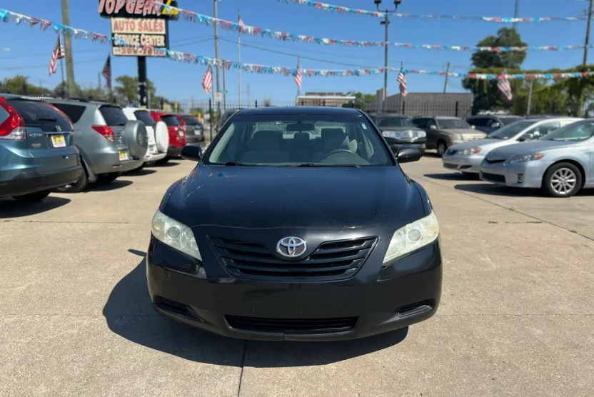 2009 Toyota Camry LE photo 1