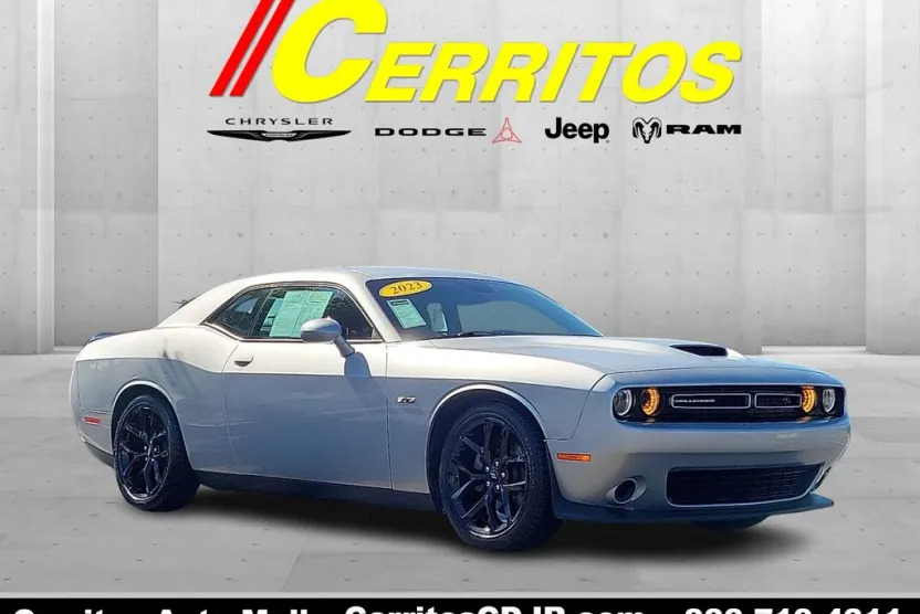 2023 Dodge Challenger R/T photo 1